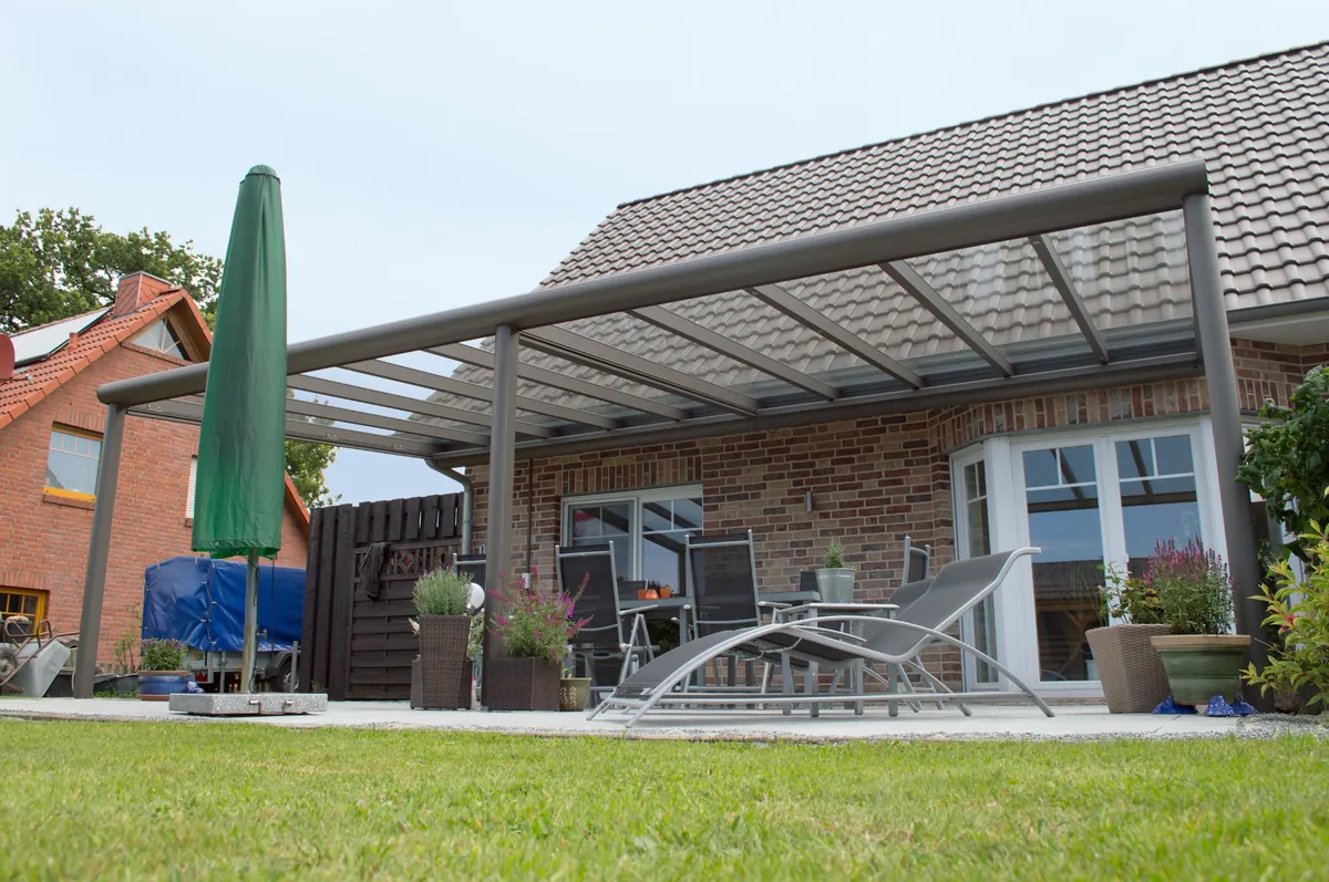 Glasdach über einer Terrasse ohne ausgefahrene Beschattung, mit Blick auf das Dachglas