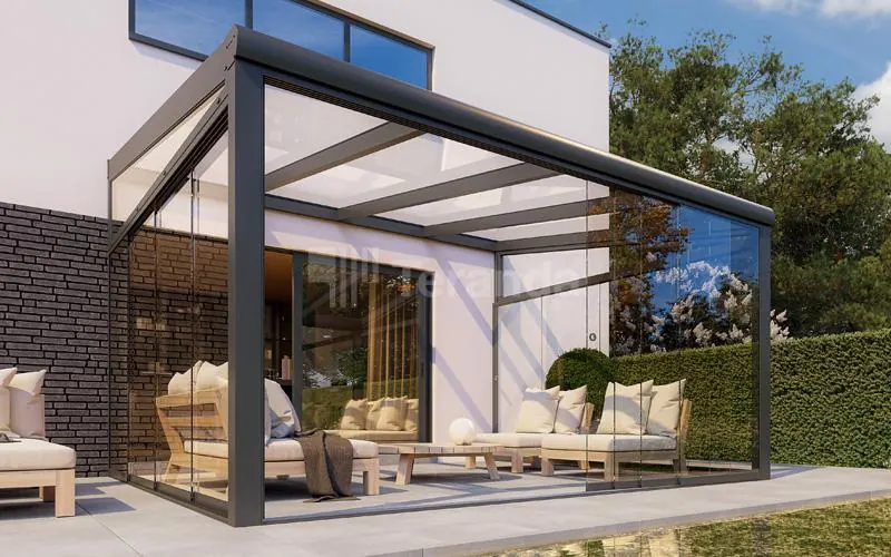 Modernes, kubisches Terrassendach mit raumhohen Glasschiebeelementen und heller Lounge-Einrichtung